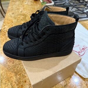 Christian Louboutin size 43.5
Very good condition 
Snake skin leather